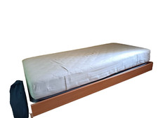 Letto singolo con spalliera verde rete con doghe, materasso di 80x 190 x20 cm.
