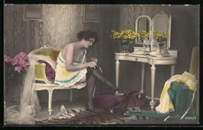 Foto-Ak Bekleidete Donna Beim