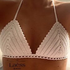 Costume da donna all'uncinetto