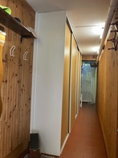 Armadio a muro con porte scorrevoli (a soffitto), colore bianco e grafica legno