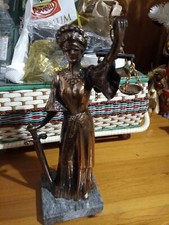 statuetta dea themis dea della giustizia