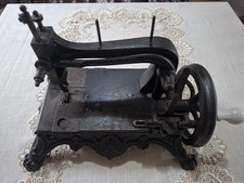 Macchina da cucire piccola in