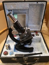 microscopio con valigetta e