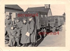 Soldati con camion Ford vanno