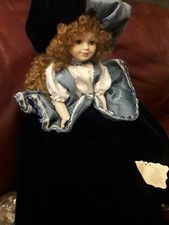 Bambola in porcellana di