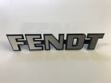 Scritta originale FENDT per griglia anteriore logo emblema distanza 250mm 