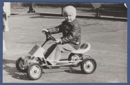 Bellissimo bambino cavalca una
