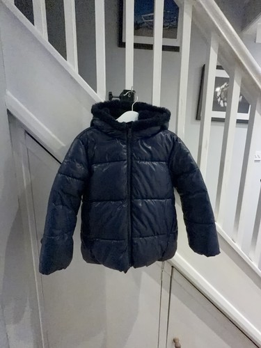 Cappotto con cappuccio isolato
