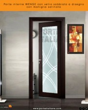 Porte interne WENGE con vetro sabbiato a disegno con maniglia satinata
