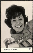 Cartolina Caterina Valente sorride nel lago di neve 