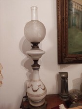  Antico lume a petrolio opaline e dipinto