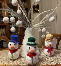 AMIGURUMI Tre pupazzi di neve altezza circa 22 cm  fatti a mano con uncinetto