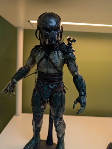 Hot toys tracker - tracker, predator