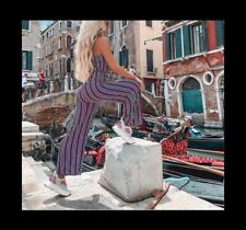 La tuta a righe multicolori con spalline sottili