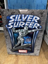 Statua Silver Surfer di Randy
