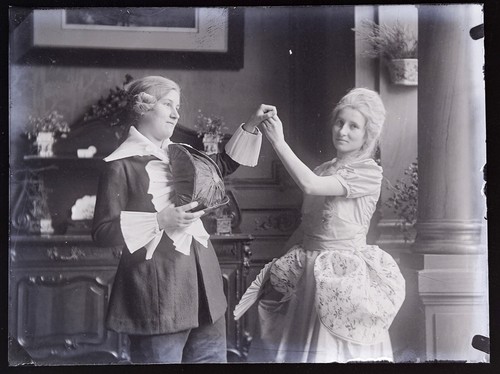 Due donne costume - donne, vintage