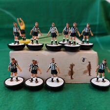 MINT Subbuteo Team OHW 8 NEWCASTLE con REF ORIGIN. 100% METAL ROD GOALIE MINT