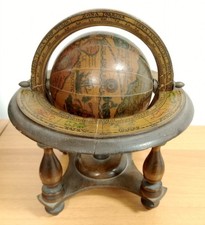 Mappamondo in legno da tavolo con segni zodiacali