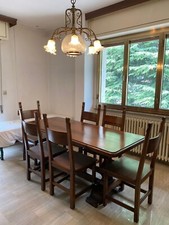 Tavolo fratino in legno di noce, trattato a cera, con 6 sedie. 