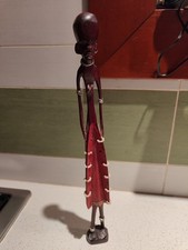 Statua africana uomo con veste rossa 32cm legno intagliato a mano