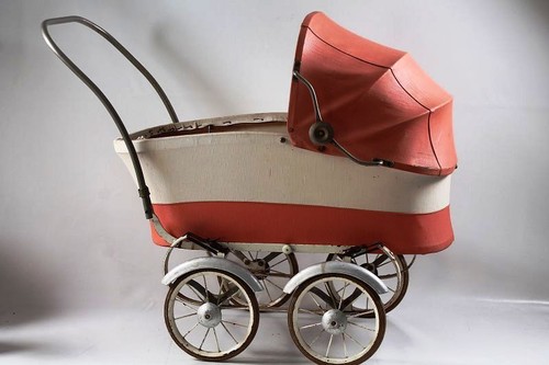 Vecchio passeggino per bambole - vecchio,