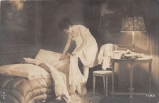 Cartolina - Postcard - Donna che va a letto - biancheria d'epoca