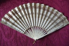 Antico ventaglio in materiale prezioso e ricami.