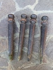 Gambe in legno intagliato