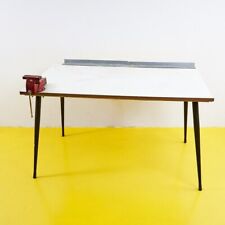 tavolo da lavoro vintage con morsa rossa e piano in formica