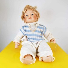 bambola vintage con viso mani