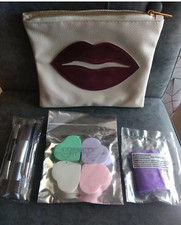 KIT TRUCCO + PANNO STRUCCANTE + 4 SPUGNETTE +BEAUTY CARINA CON DISEGNO LABBRA
