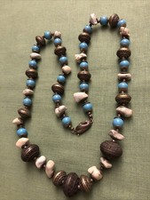 Collana etnica in metallo e pietre. Vintage.