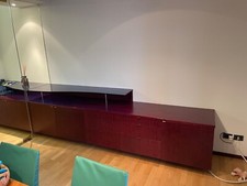 Mobile basso color mogano con mensola in vetro blu