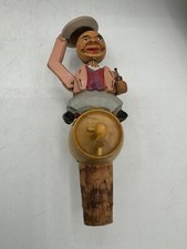 Cappello meccanico uomo ribaltabile bottiglia intagliata sughero seduto su una botte di vino con tubo