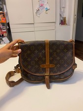 Borsa Luis Vuitton a tracolla