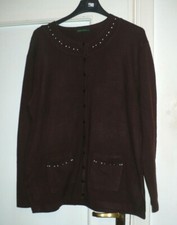 MAGLIA MARRONE CON TASCHE E