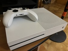 Xbox One Serie S perfettamente funzionante, vendo per inutilizzo con pad e cavi.