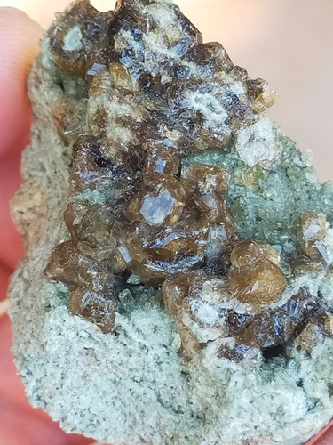 Jolie vesuvianite marron - jolie,