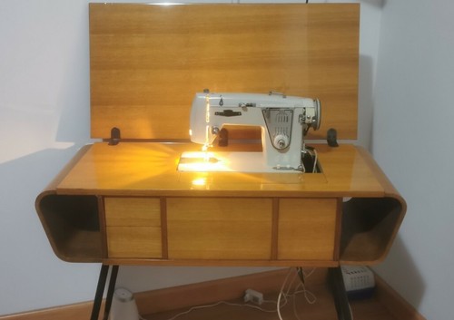 Macchina cucire con mobile - da,