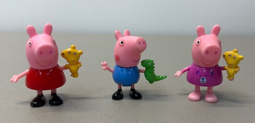 Peppa pig figurines holding - 3,