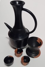 Brocca etnica in legno di ebano con piedistallo a ciotola e tre bicchierini
