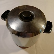 Sambonet pentola  in acciaio inox con coperchio, due manici neri smontabili.