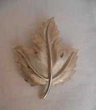 SPILLA TRIFARI GRANDE FOGLIA METALLO COLORE ARGENTO