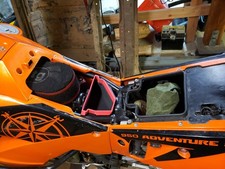 Box porta oggetti sottosella KTM 950/990 Adventure   – praticità e spazio extra