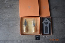 LOTTO 2 OGGETTI REGALO KHARMA LIVING CON SCATOLA (APRIBOTTIGLIE INOX+SET GRANA)