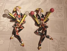 Coppia di applique a due luci in terracotta smaltata a forma di Arlecchino