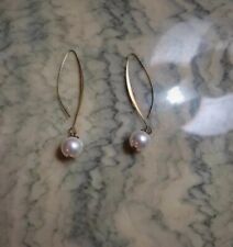 Orecchini lunghi pendenti colore oro giallo con finte perle bianche