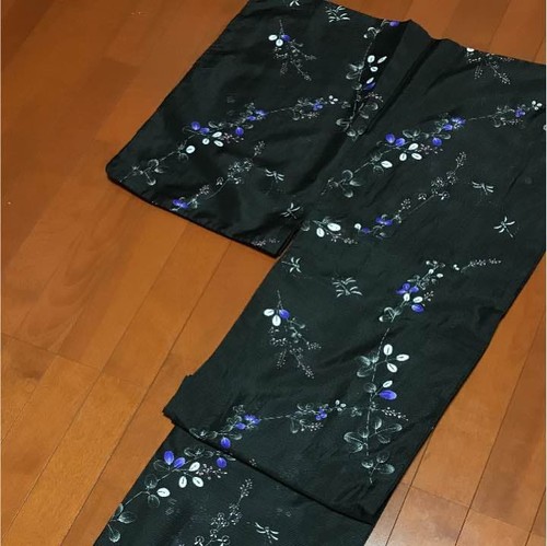 Tappeto nero con vestiti