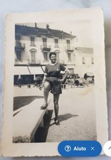 14319. Fotografia  donna  sexy gambe in paese da identificare aa 40 Italia 9,5x6