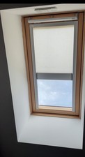 Tenda da sole VELUX elettrica filtrante e di colore beige chiaro.